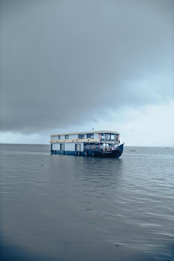 Harmony Houseboats Hotel Alappuzha Bagian luar foto