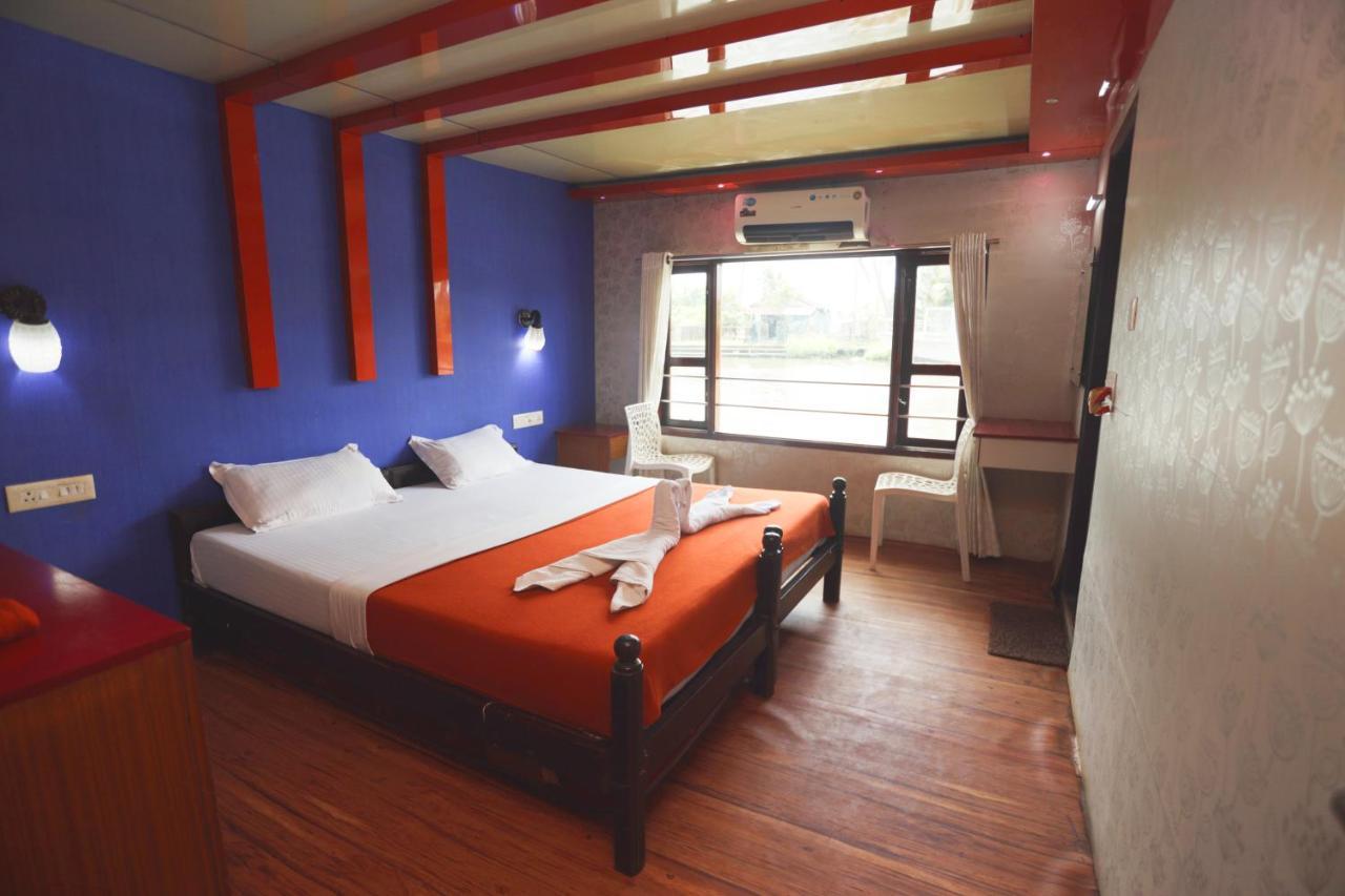 Harmony Houseboats Hotel Alappuzha Bagian luar foto