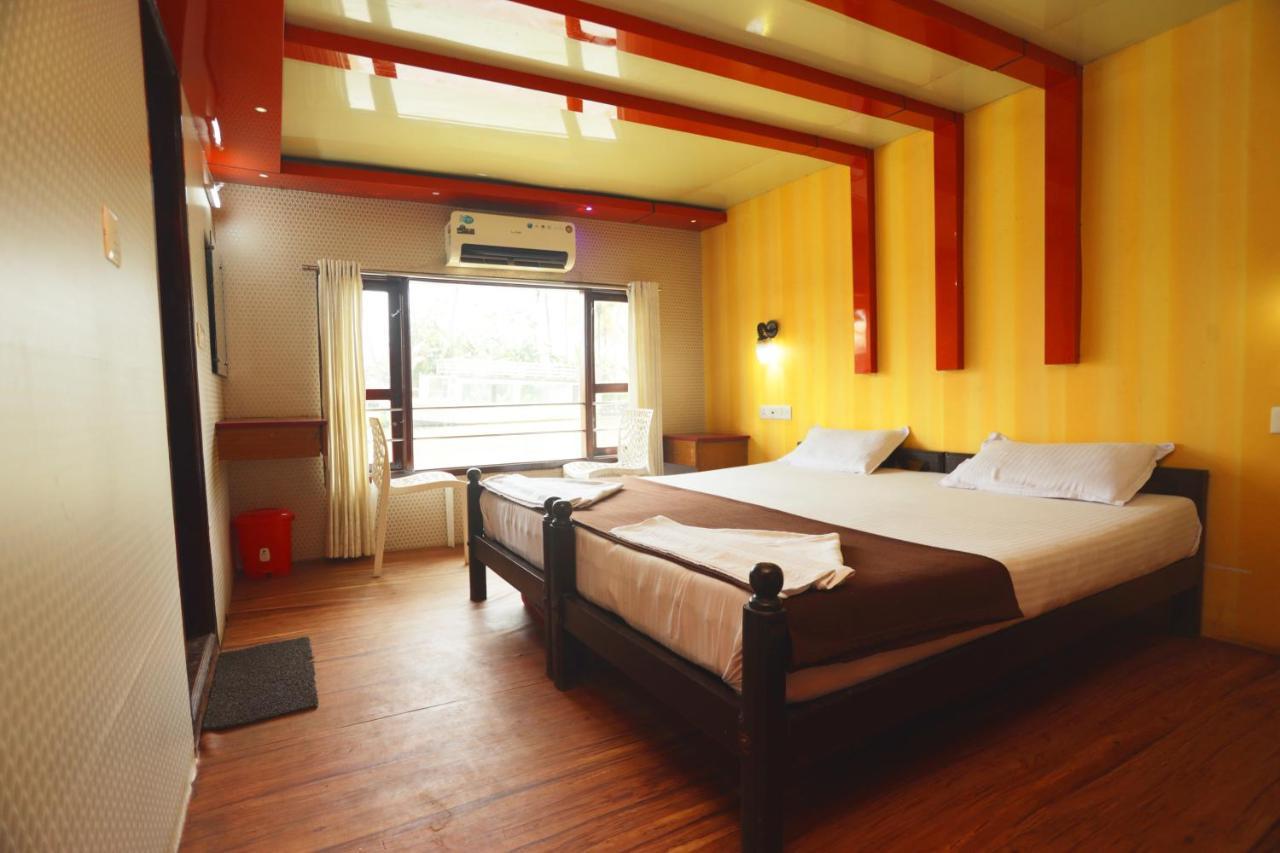 Harmony Houseboats Hotel Alappuzha Bagian luar foto