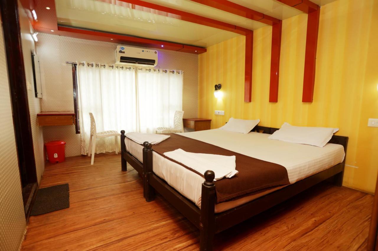 Harmony Houseboats Hotel Alappuzha Bagian luar foto