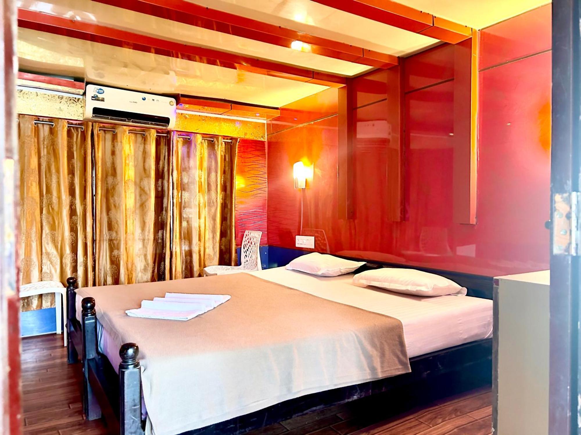 Harmony Houseboats Hotel Alappuzha Bagian luar foto