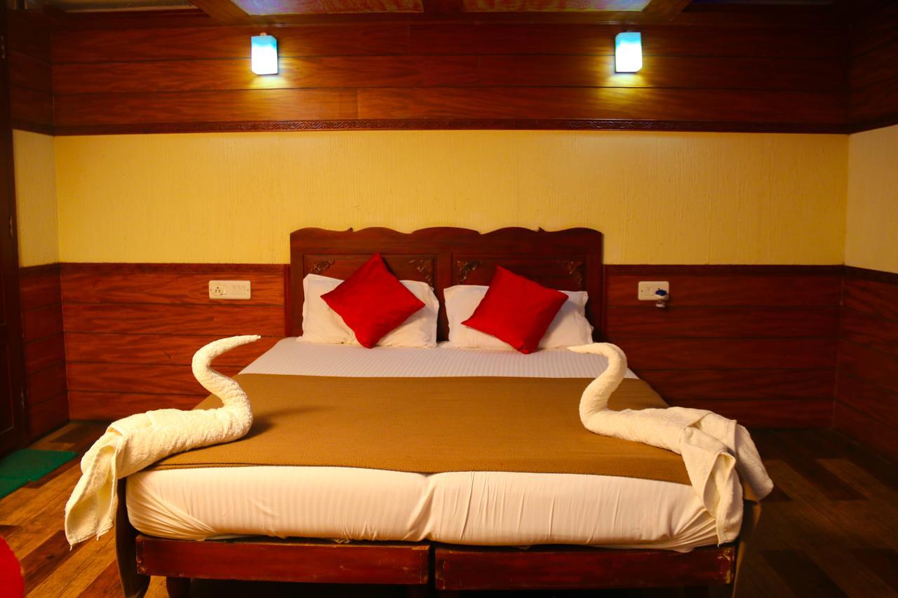 Harmony Houseboats Hotel Alappuzha Bagian luar foto