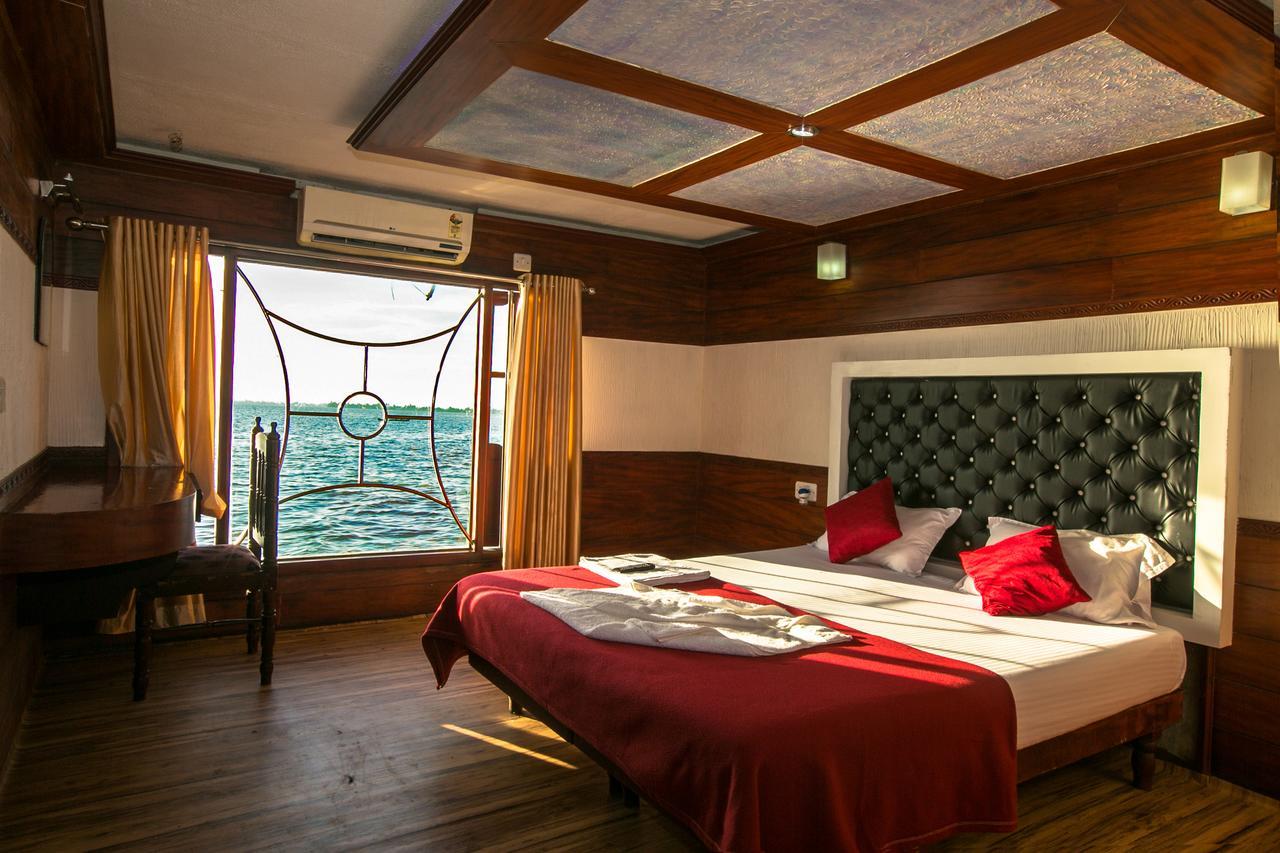 Harmony Houseboats Hotel Alappuzha Bagian luar foto