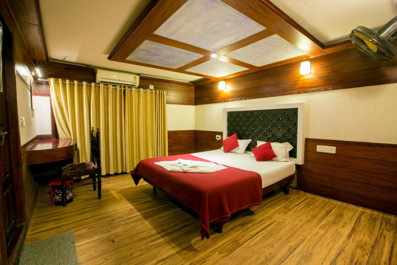 Harmony Houseboats Hotel Alappuzha Bagian luar foto