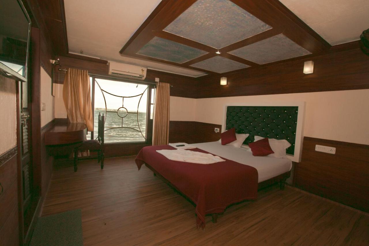 Harmony Houseboats Hotel Alappuzha Bagian luar foto