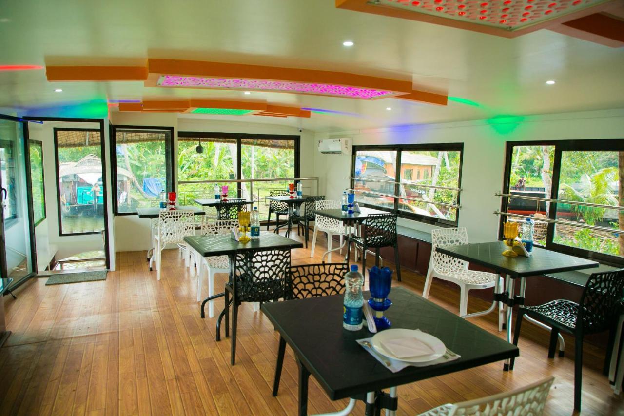 Harmony Houseboats Hotel Alappuzha Bagian luar foto